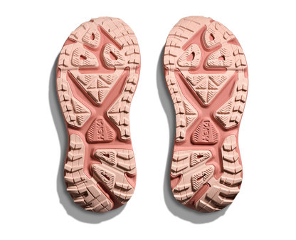 Hoka Stinson 7 W, dammodell. Hybridsko för alla underlag. En av Hokas stabilaste skor med pronationsstöd. En väldämpad sko som avlastar rygg och knä. Färgen här är rosa och beige. 