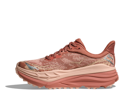 Hoka Stinson 7 W, dammodell. Hybridsko för alla underlag. En av Hokas stabilaste skor med pronationsstöd. En väldämpad sko som avlastar rygg och knä. Färgen här är rosa och beige. 