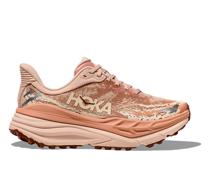 Hoka Stinson 7 W, dammodell hybridsko för alla underlag. En av Hokas stabilaste skor med pronationsstöd. En väldämpad sko som avlastar rygg och knä. Färg rosa. 