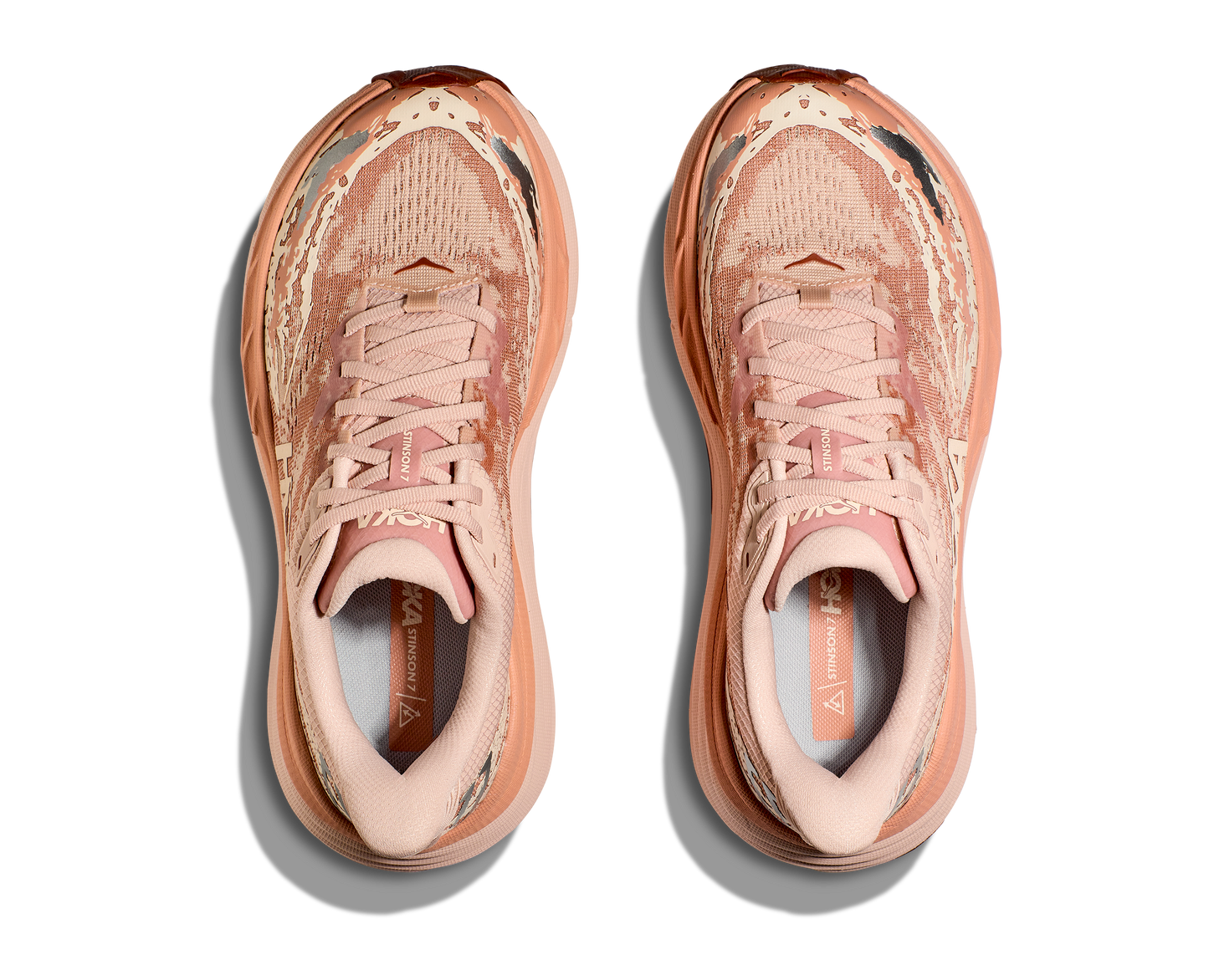 Hoka Stinson 7 W, dammodell hybridsko för alla underlag. En av Hokas stabilaste skor med pronationsstöd. En väldämpad sko som avlastar rygg och knä. Färg rosa. 
