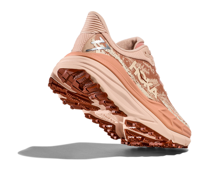 Hoka Stinson 7 W, dammodell hybridsko för alla underlag. En av Hokas stabilaste skor med pronationsstöd. En väldämpad sko som avlastar rygg och knä. Färg rosa. 