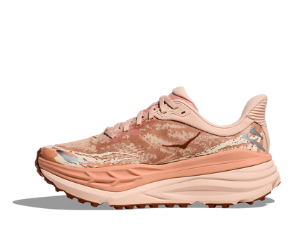 Hoka Stinson 7 W, dammodell hybridsko för alla underlag. En av Hokas stabilaste skor med pronationsstöd. En väldämpad sko som avlastar rygg och knä. Färg rosa. 