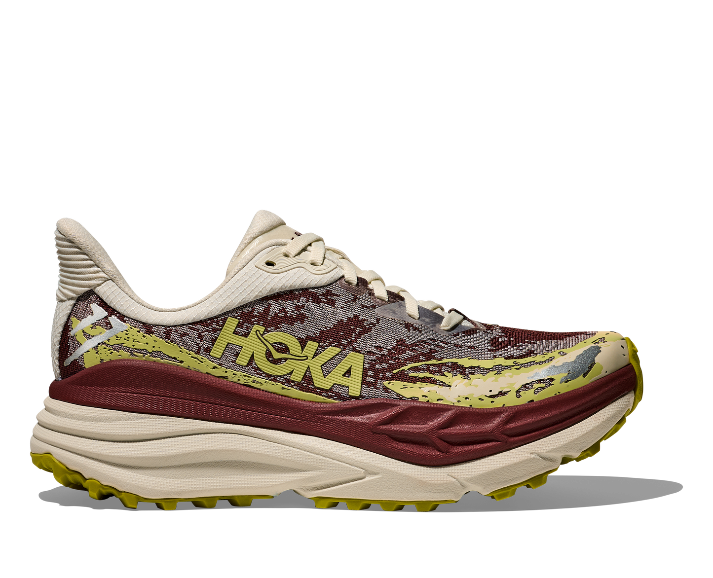 Hoka Stinson 7 W, dammodell. Hybridsko för alla underlag. En av Hokas stabilaste skor med pronationsstöd. En väldämpad sko som avlastar rygg och knä. Färgen här går i röda, gula och beiga nyanser. 