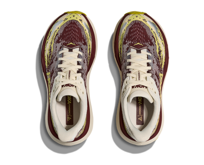 Hoka Stinson 7 W, dammodell. Hybridsko för alla underlag. En av Hokas stabilaste skor med pronationsstöd. En väldämpad sko som avlastar rygg och knä. Färgen här går i röda, gula och beiga nyanser. 
