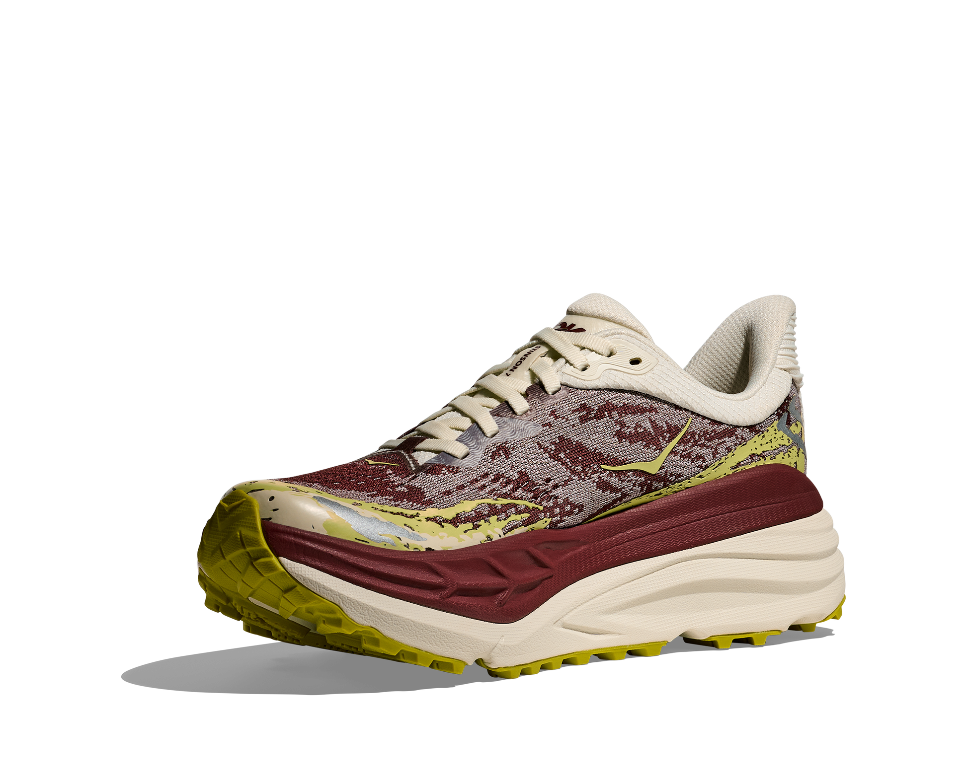Hoka Stinson 7 W, dammodell. Hybridsko för alla underlag. En av Hokas stabilaste skor med pronationsstöd. En väldämpad sko som avlastar rygg och knä. Färgen här går i röda, gula och beiga nyanser. 
