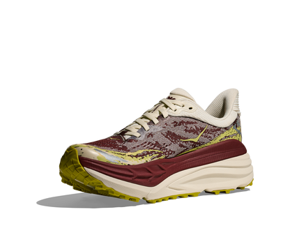 Hoka Stinson 7 W, dammodell. Hybridsko för alla underlag. En av Hokas stabilaste skor med pronationsstöd. En väldämpad sko som avlastar rygg och knä. Färgen här går i röda, gula och beiga nyanser. 