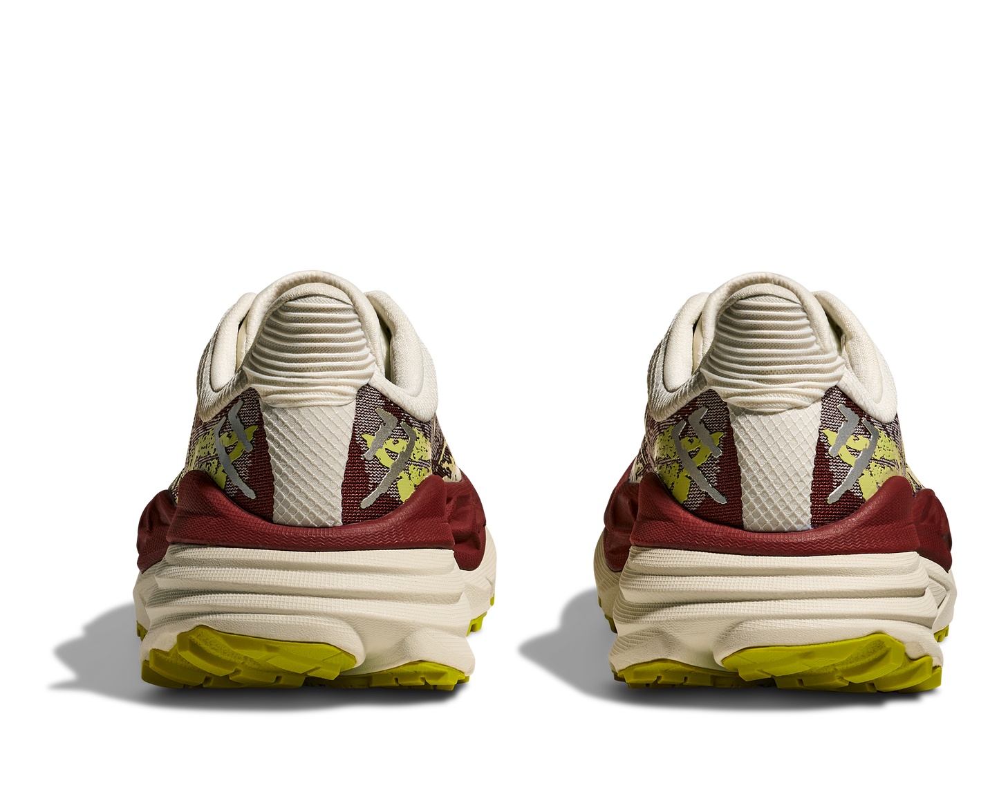 Hoka Stinson 7 W, dammodell. Hybridsko för alla underlag. En av Hokas stabilaste skor med pronationsstöd. En väldämpad sko som avlastar rygg och knä. Färgen här går i röda, gula och beiga nyanser. 
