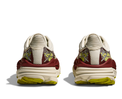 Hoka Stinson 7 W, dammodell. Hybridsko för alla underlag. En av Hokas stabilaste skor med pronationsstöd. En väldämpad sko som avlastar rygg och knä. Färgen här går i röda, gula och beiga nyanser. 