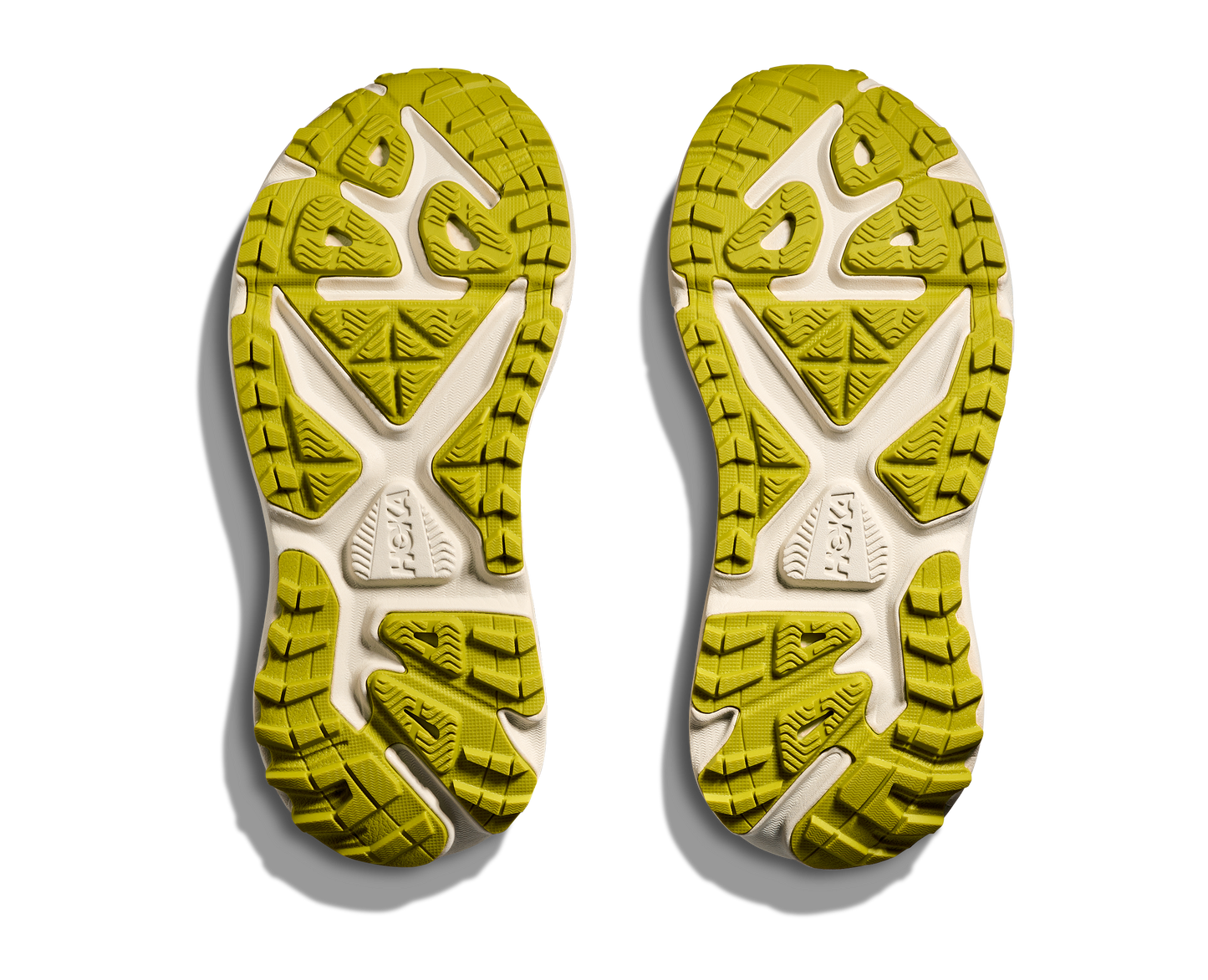 Hoka Stinson 7 W, dammodell. Hybridsko för alla underlag. En av Hokas stabilaste skor med pronationsstöd. En väldämpad sko som avlastar rygg och knä. Färgen här går i röda, gula och beiga nyanser. 