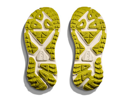 Hoka Stinson 7 W, dammodell. Hybridsko för alla underlag. En av Hokas stabilaste skor med pronationsstöd. En väldämpad sko som avlastar rygg och knä. Färgen här går i röda, gula och beiga nyanser. 