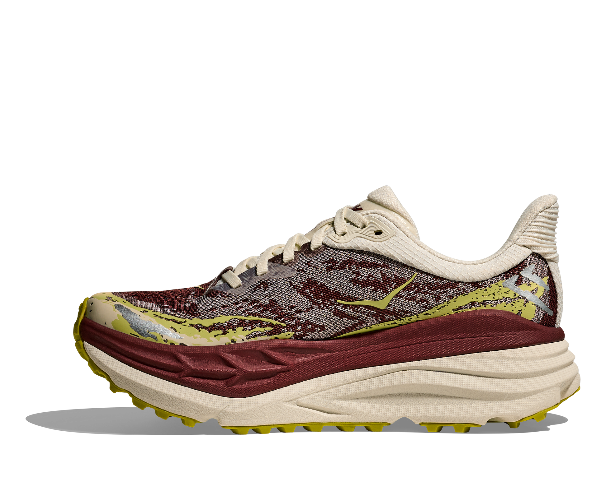 Hoka Stinson 7 W, dammodell. Hybridsko för alla underlag. En av Hokas stabilaste skor med pronationsstöd. En väldämpad sko som avlastar rygg och knä. Färgen här går i röda, gula och beiga nyanser. 