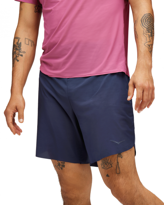 Mörkblåa, klassiska 2in1 shorts men med inbyggt löparbälte för förvaring samt extra fickor i innershortsen. Öglor i linning för att fästa stavar eller flaskor.