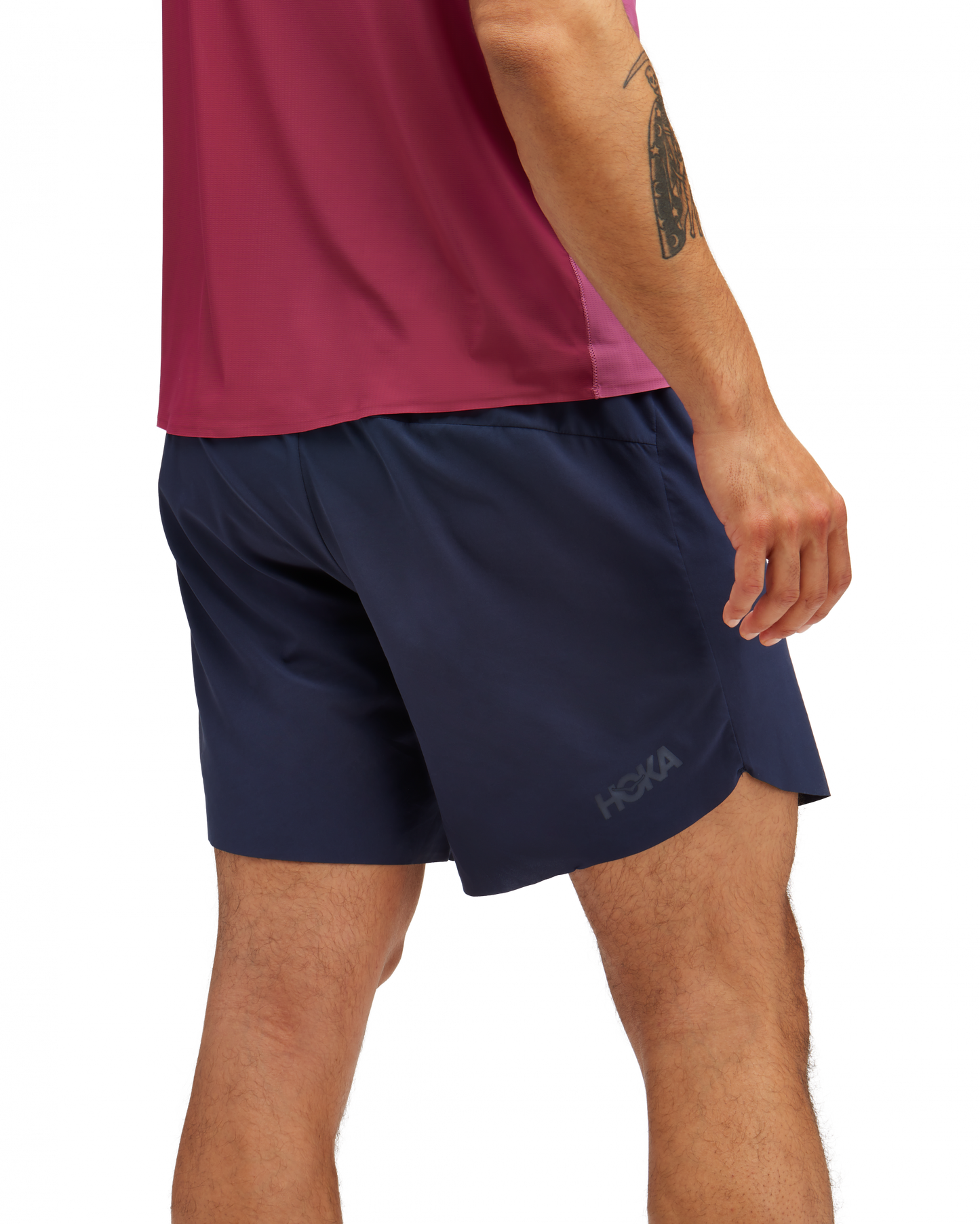Mörkblåa, klassiska 2in1 shorts men med inbyggt löparbälte för förvaring samt extra fickor i innershortsen. Öglor i linning för att fästa stavar eller flaskor.