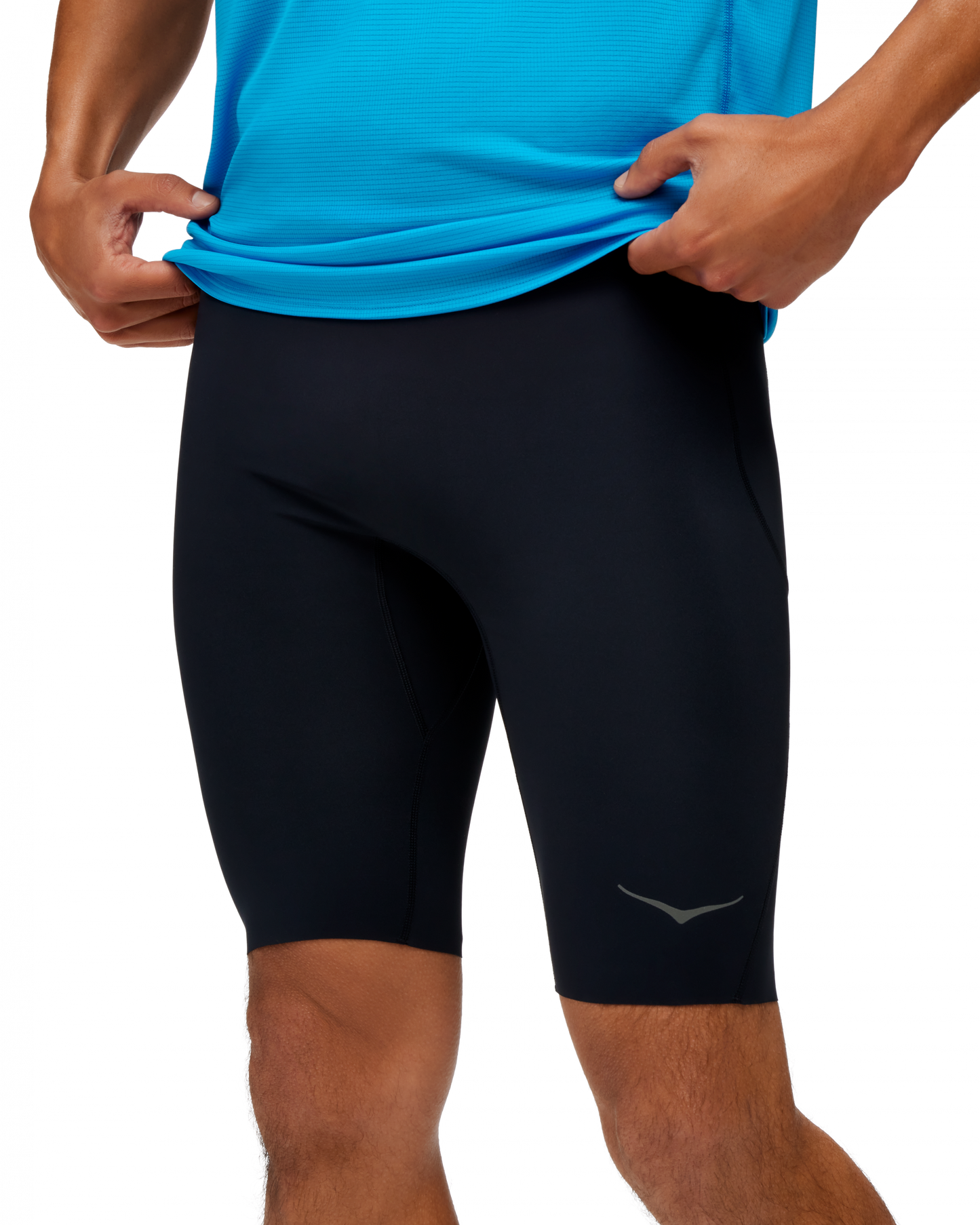 Svarta cykelbyxa-liknande shorts med tight passform. Utrustade med en innerkalsong för extra stöd. Större ficka på  sidan, samt bak med dragkeja. Logga på vänster fram. Dragsko i midjan. 