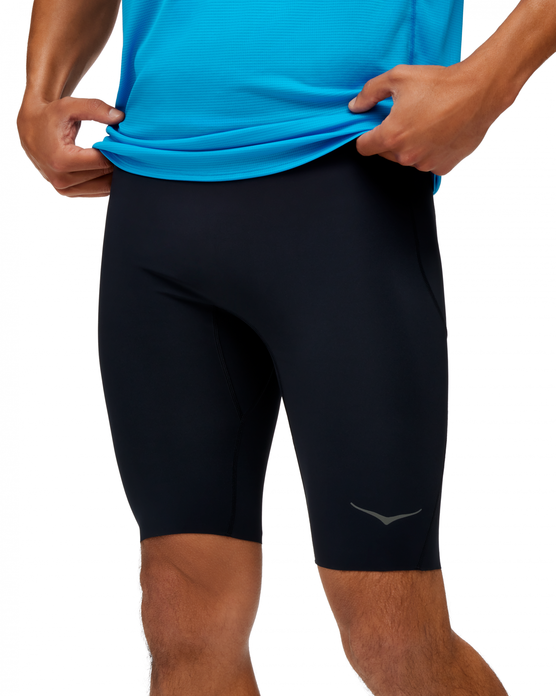 Svarta cykelbyxa-liknande shorts med tight passform. Utrustade med en innerkalsong för extra stöd. Större ficka på  sidan, samt bak med dragkeja. Logga på vänster fram. Dragsko i midjan. 