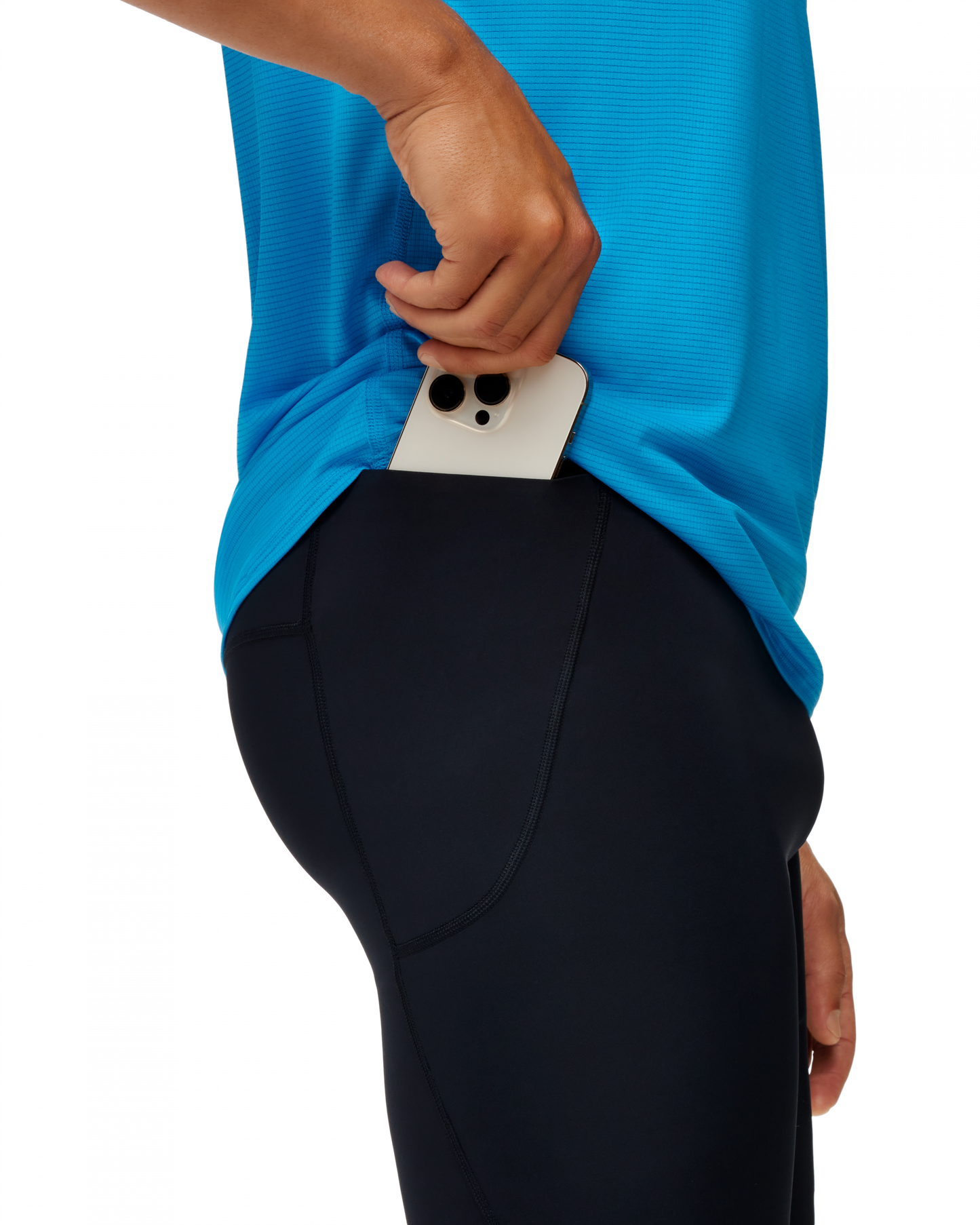 Svarta cykelbyxa-liknande shorts med tight passform. Utrustade med en innerkalsong för extra stöd. Större ficka på  sidan, samt bak med dragkeja. Logga på vänster fram. Dragsko i midjan. 