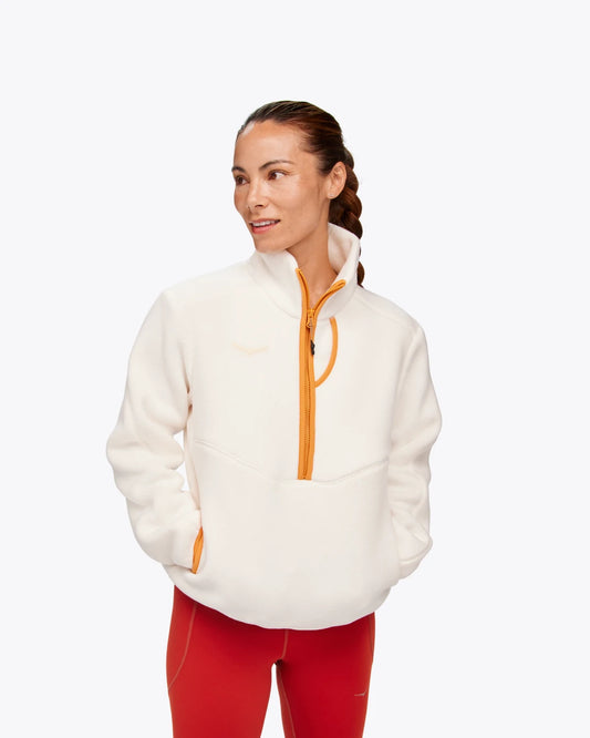 Vit Ultramjuk fluffig fleece med extra hög krage i en avslappnad passform. Flertalet fickor. Elastiskt avslut vid ärm och fåll. 