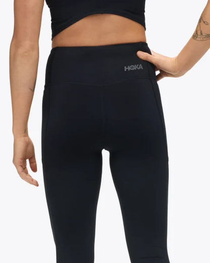 Svarta tights med hög midja. Ultrastretch som känns som en lätt kram runt kroppen. Två fickor på sidorna. Logga på vänster lår samt vid linningen baktill.