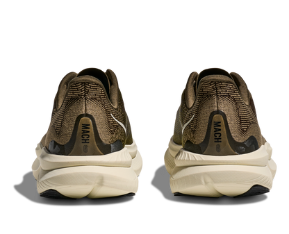 Hoka M Mach 6, superskum med syretillförsel i gummit för att minimera vikt och skapa en så responsiv sko som möjligt. Mach 6 är en snabb löparsko för intervallpass, tävling och löpbandet. Färgen här går i gröna och bruna nyanser med beige sula. Köpt hos oss, din Hoka specialist i Sverige.