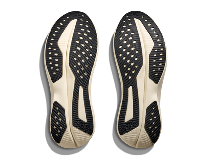 Hoka M Mach 6, superskum med syretillförsel i gummit för att minimera vikt och skapa en så responsiv sko som möjligt. Mach 6 är en snabb löparsko för intervallpass, tävling och löpbandet. Färgen här går i gröna och bruna nyanser med beige sula. Köpt hos oss, din Hoka specialist i Sverige.