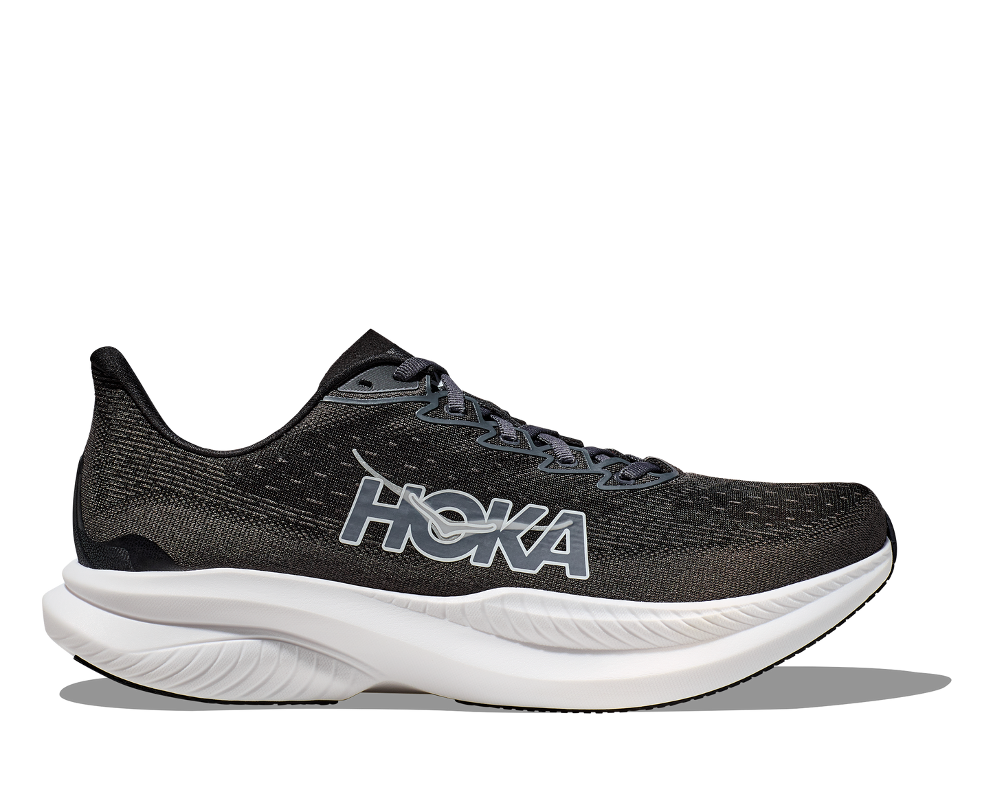 Hoka M Mach 6 wide, superskum med syretillförsel i gummit för att minimera vikt och skapa en så responsiv sko som möjligt. Mach 6 är en snabb löparsko för intervalpass, tävling och löpbandet. Wide modell för en rymligare passform. Färgen här är klassisk svart och vit. Köpt hos oss, din Hoka specialist i Sverige.