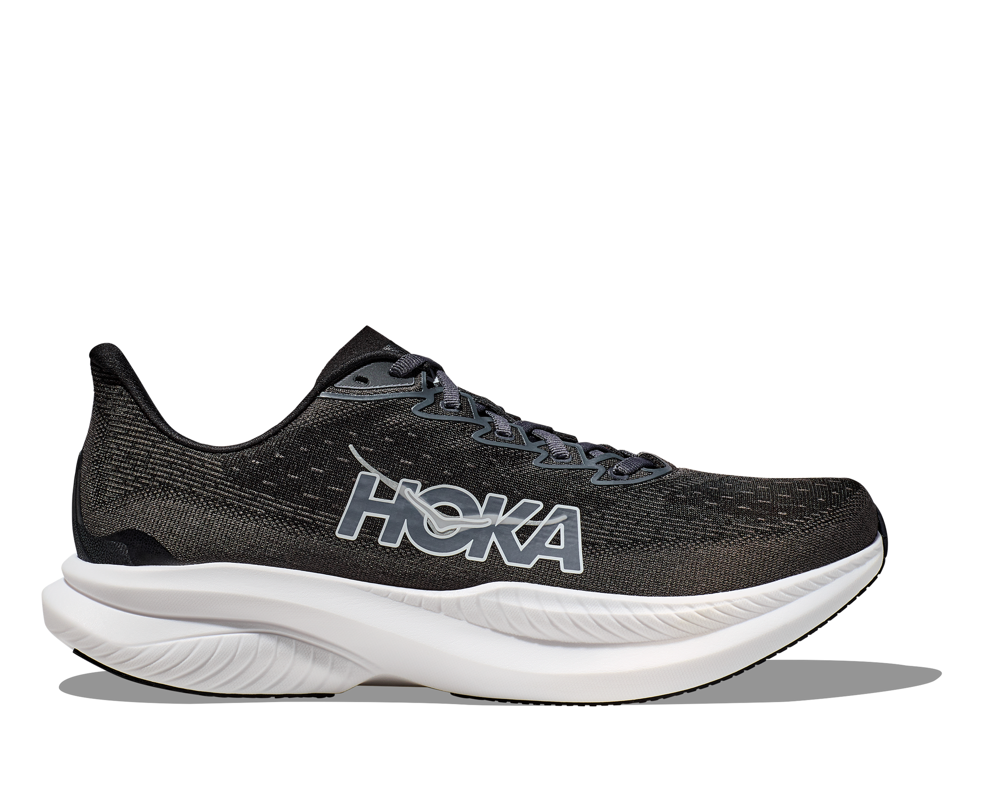 Hoka M Mach 6 wide, superskum med syretillförsel i gummit för att minimera vikt och skapa en så responsiv sko som möjligt. Mach 6 är en snabb löparsko för intervalpass, tävling och löpbandet. Wide modell för en rymligare passform. Färgen här är klassisk svart och vit. Köpt hos oss, din Hoka specialist i Sverige.