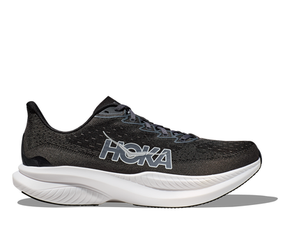 Hoka M Mach 6 wide, superskum med syretillförsel i gummit för att minimera vikt och skapa en så responsiv sko som möjligt. Mach 6 är en snabb löparsko för intervalpass, tävling och löpbandet. Wide modell för en rymligare passform. Färgen här är klassisk svart och vit. Köpt hos oss, din Hoka specialist i Sverige.