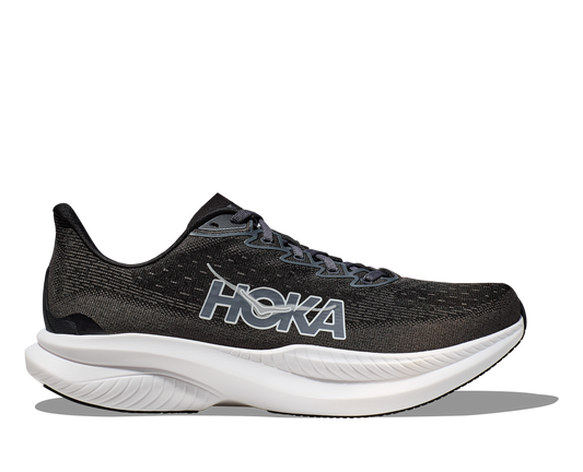 Hoka M Mach 6 wide, superskum med syretillförsel i gummit för att minimera vikt och skapa en så responsiv sko som möjligt. Mach 6 är en snabb löparsko för intervalpass, tävling och löpbandet. Wide modell för en rymligare passform. Färgen här är klassisk svart och vit. Köpt hos oss, din Hoka specialist i Sverige.