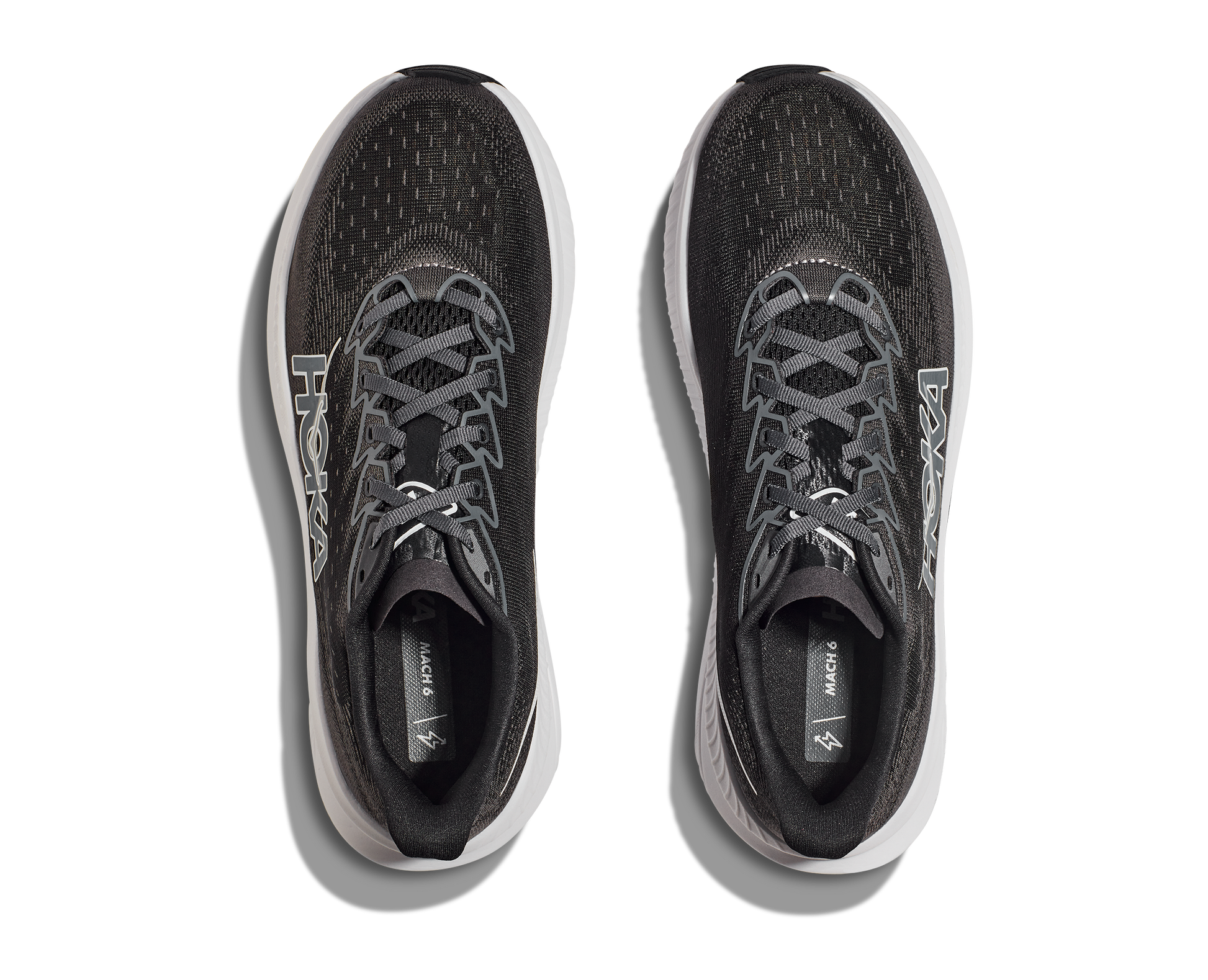 Hoka M Mach 6 wide, superskum med syretillförsel i gummit för att minimera vikt och skapa en så responsiv sko som möjligt. Mach 6 är en snabb löparsko för intervalpass, tävling och löpbandet. Wide modell för en rymligare passform. Färgen här är klassisk svart och vit. Köpt hos oss, din Hoka specialist i Sverige.