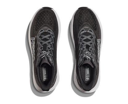 Hoka M Mach 6 wide, superskum med syretillförsel i gummit för att minimera vikt och skapa en så responsiv sko som möjligt. Mach 6 är en snabb löparsko för intervalpass, tävling och löpbandet. Wide modell för en rymligare passform. Färgen här är klassisk svart och vit. Köpt hos oss, din Hoka specialist i Sverige.