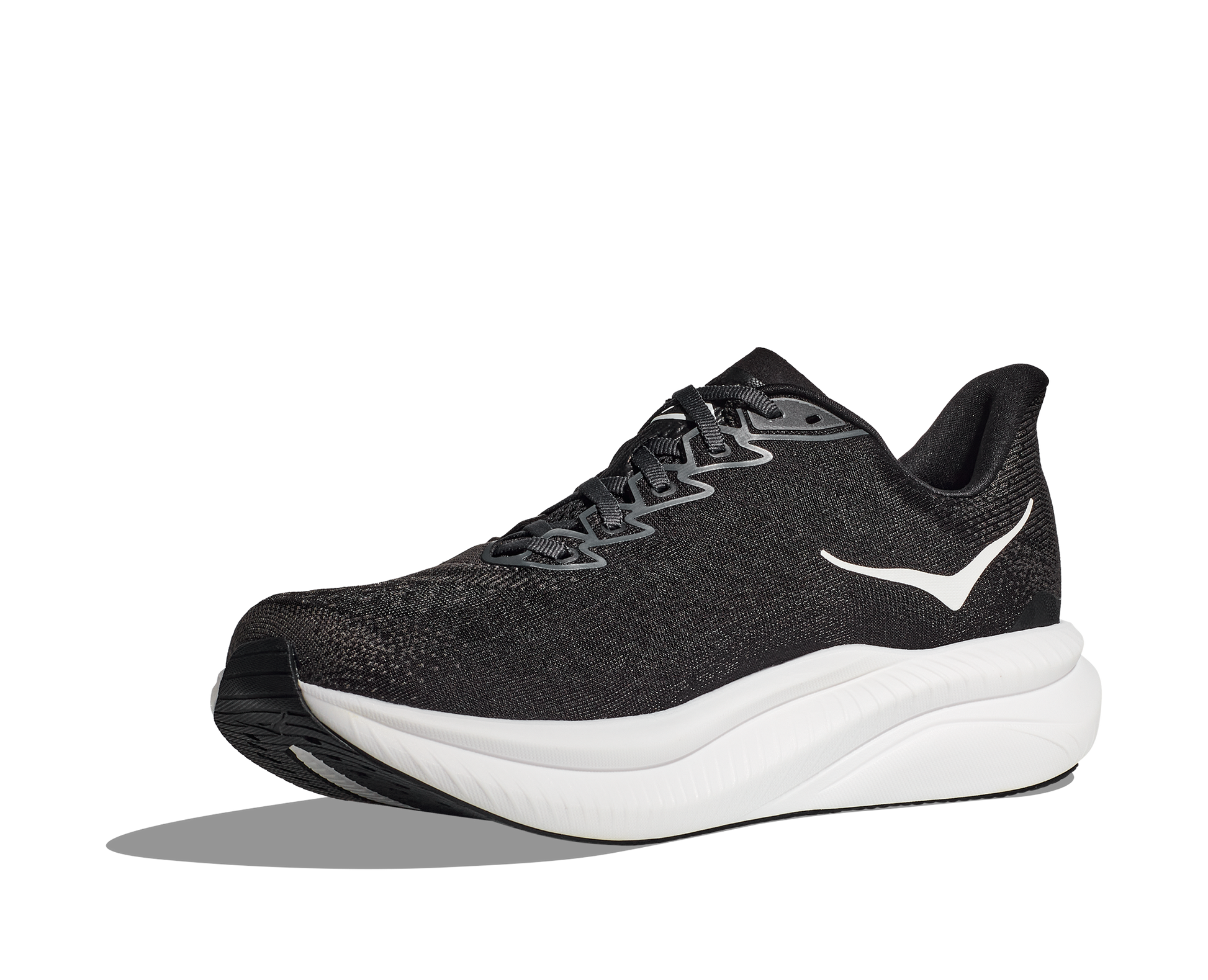 Hoka M Mach 6 wide, superskum med syretillförsel i gummit för att minimera vikt och skapa en så responsiv sko som möjligt. Mach 6 är en snabb löparsko för intervalpass, tävling och löpbandet. Wide modell för en rymligare passform. Färgen här är klassisk svart och vit. Köpt hos oss, din Hoka specialist i Sverige.