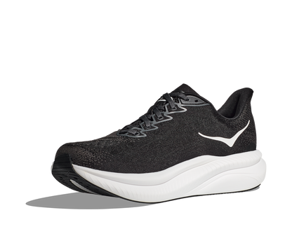 Hoka M Mach 6 wide, superskum med syretillförsel i gummit för att minimera vikt och skapa en så responsiv sko som möjligt. Mach 6 är en snabb löparsko för intervalpass, tävling och löpbandet. Wide modell för en rymligare passform. Färgen här är klassisk svart och vit. Köpt hos oss, din Hoka specialist i Sverige.