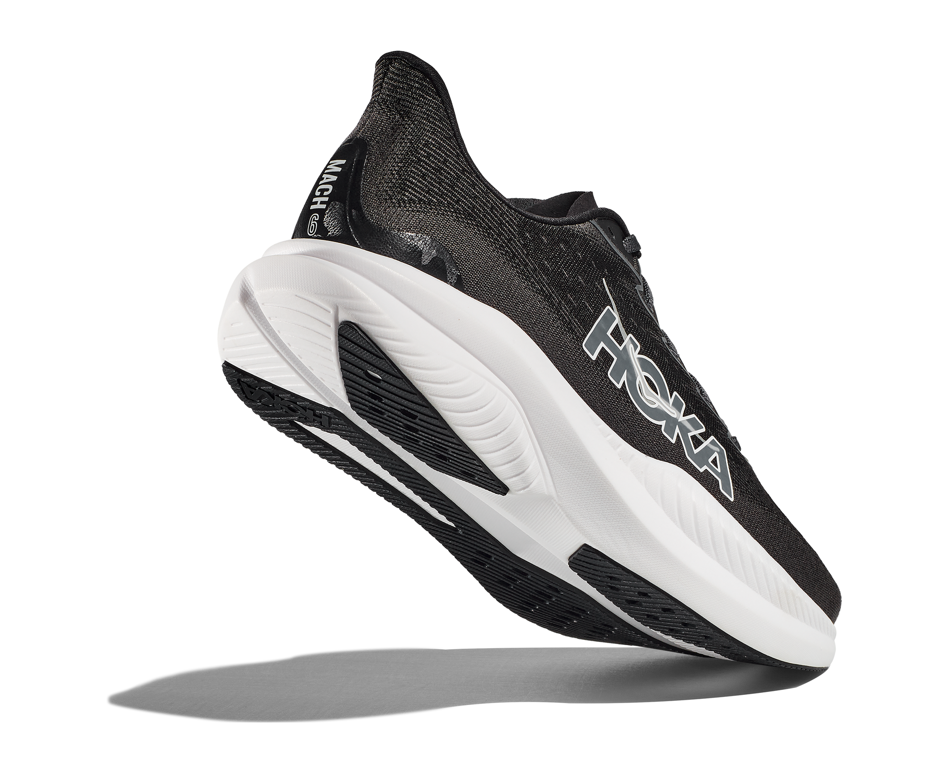 Hoka M Mach 6 wide, superskum med syretillförsel i gummit för att minimera vikt och skapa en så responsiv sko som möjligt. Mach 6 är en snabb löparsko för intervalpass, tävling och löpbandet. Wide modell för en rymligare passform. Färgen här är klassisk svart och vit. Köpt hos oss, din Hoka specialist i Sverige.