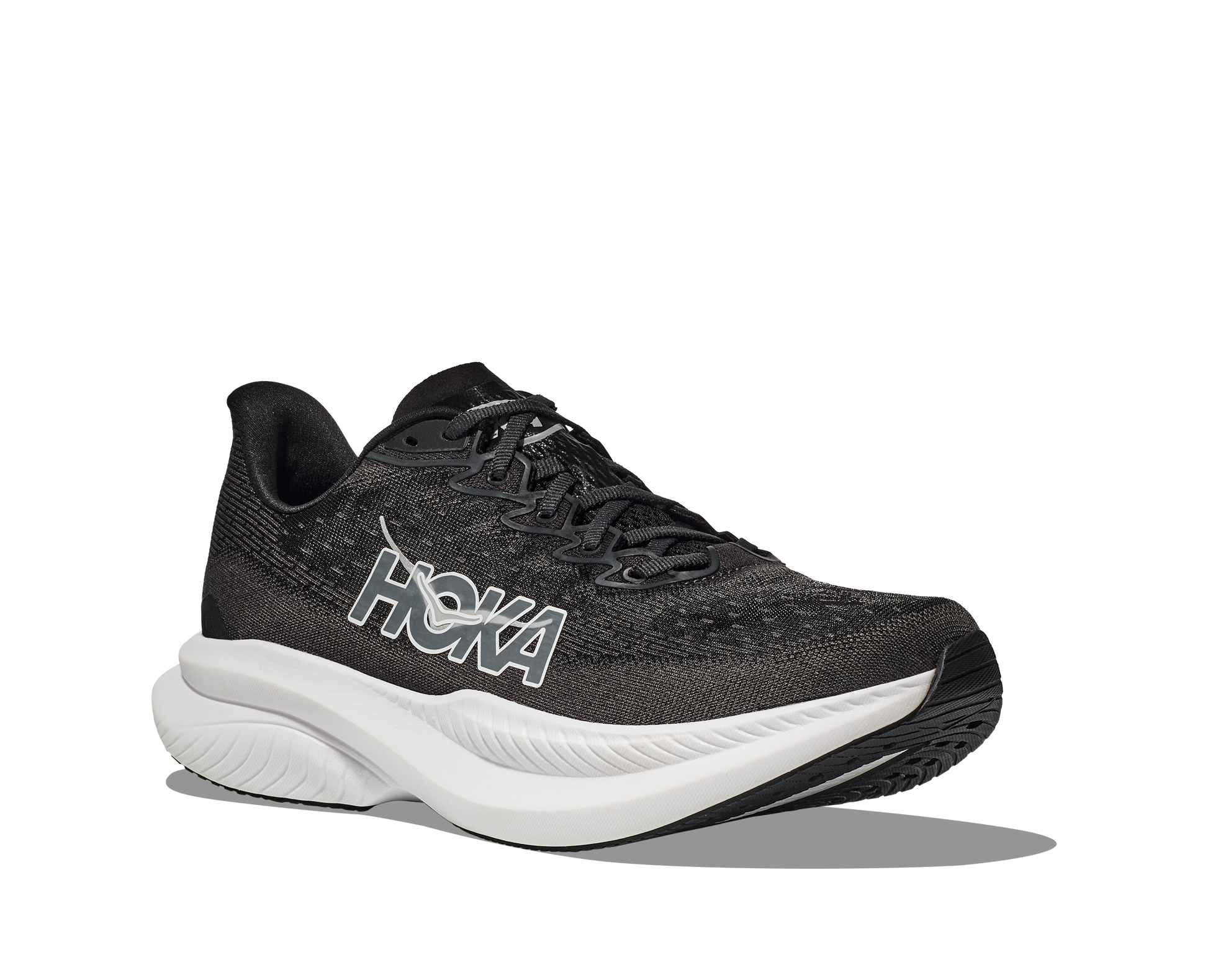 Hoka M Mach 6 wide, superskum med syretillförsel i gummit för att minimera vikt och skapa en så responsiv sko som möjligt. Mach 6 är en snabb löparsko för intervalpass, tävling och löpbandet. Wide modell för en rymligare passform. Färgen här är klassisk svart och vit. Köpt hos oss, din Hoka specialist i Sverige.