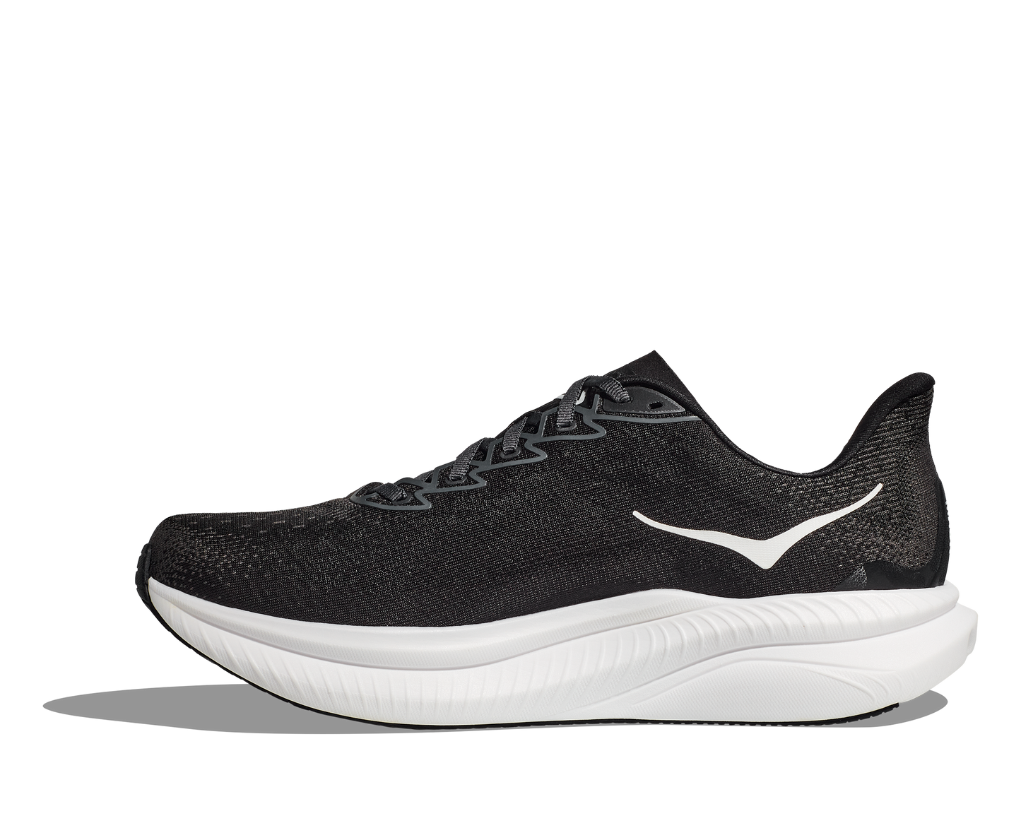 Hoka M Mach 6 wide, superskum med syretillförsel i gummit för att minimera vikt och skapa en så responsiv sko som möjligt. Mach 6 är en snabb löparsko för intervalpass, tävling och löpbandet. Wide modell för en rymligare passform. Färgen här är klassisk svart och vit. Köpt hos oss, din Hoka specialist i Sverige.