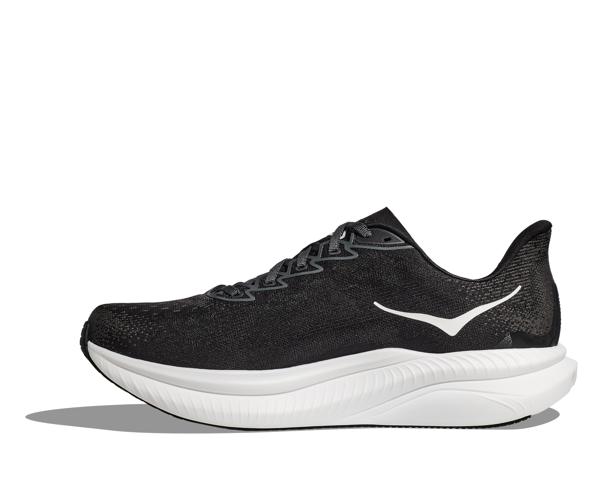 Hoka M Mach 6 wide, superskum med syretillförsel i gummit för att minimera vikt och skapa en så responsiv sko som möjligt. Mach 6 är en snabb löparsko för intervalpass, tävling och löpbandet. Wide modell för en rymligare passform. Färgen här är klassisk svart och vit. Köpt hos oss, din Hoka specialist i Sverige.