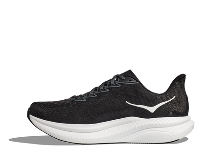 Hoka M Mach 6 wide, superskum med syretillförsel i gummit för att minimera vikt och skapa en så responsiv sko som möjligt. Mach 6 är en snabb löparsko för intervalpass, tävling och löpbandet. Wide modell för en rymligare passform. Färgen här är klassisk svart och vit. Köpt hos oss, din Hoka specialist i Sverige.