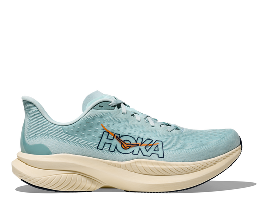 Hoka M Mach 6, superskum med syretillförsel i gummit för att minimera vikt och skapa en så responsiv sko som möjligt. Mach 6 är en snabb löparsko för intervallpass, tävling och löpbandet. Färgen här är ljusblå med beige sula och orangea och svarta detaljer.  Köpt hos oss, din Hoka specialist i Sverige.