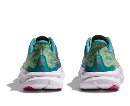 Hoka W Mach 6, superskum med syretillförsel i gummit för att minimera vikt och skapa en så responsiv sko som möjligt. Mach 6 är en snabb löparsko för intervallpass, tävling och löpbandet. Grön färg med blåa och rosa detaljer och vit sula. Köpt hos oss, din Hoka specialist i Sverige. 