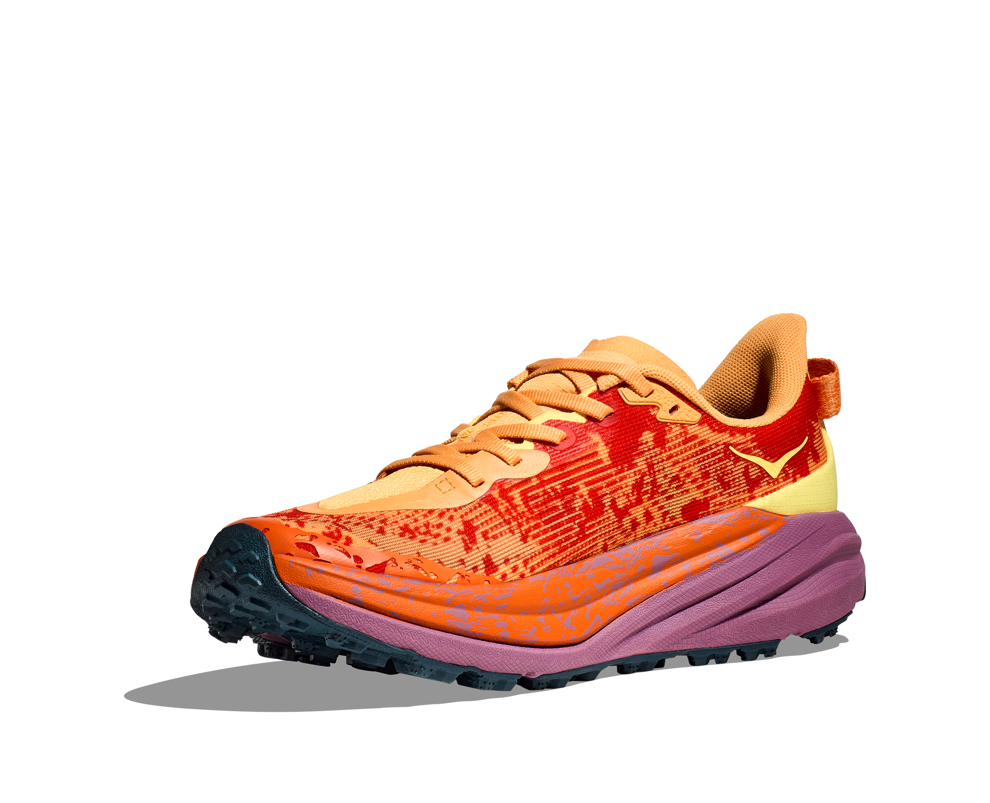 Hoka W Speedgoat 6. Terrängsko med vibram och dobbar. Röd och orange i färg. Dämpad och stabil.