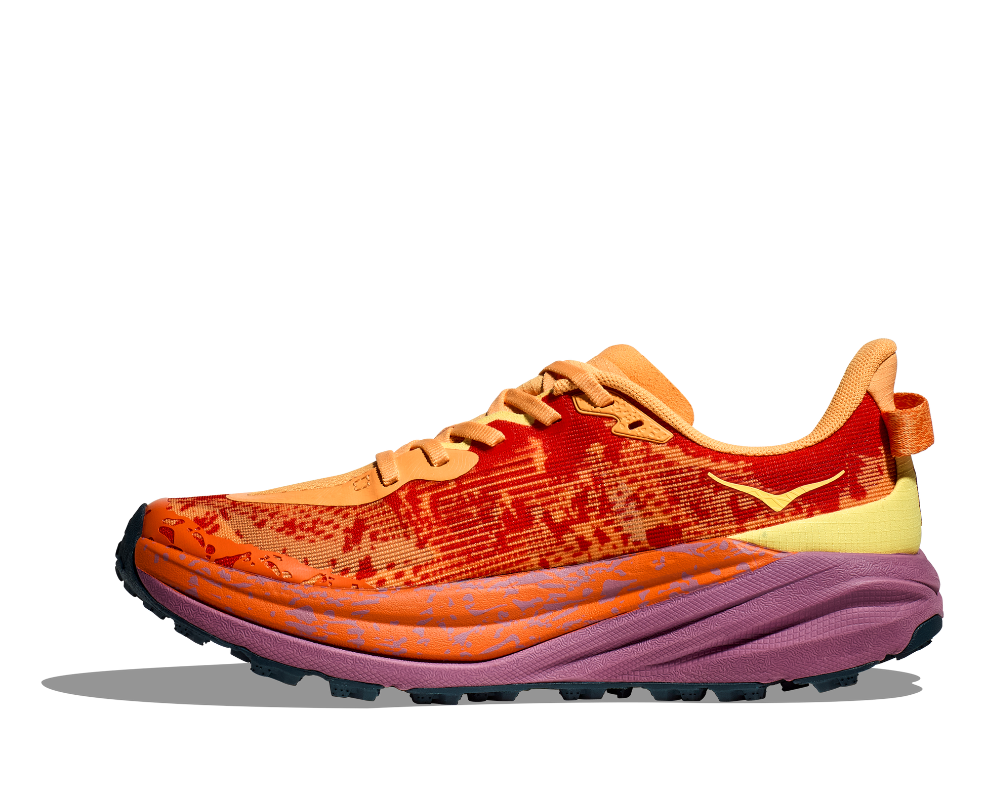Hoka W Speedgoat 6. Terrängsko med vibram och dobbar. Röd och orange i färg. Dämpad och stabil.