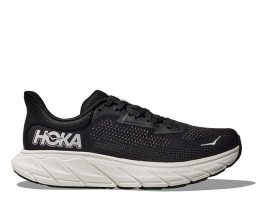 Hoka M Arahi 7 Wide, löparsko med pronationsstöd. Färgerna i klassiska svart och vitt. En stabilare sko med fastare yttersula för stabilitet och slitstyrka. Funkar lika bra på jobbet för dig som behöver en slitstark sko som ska hålla hela arbetsdagen. Köp hos oss, Hoka specialisterna i Sverige.