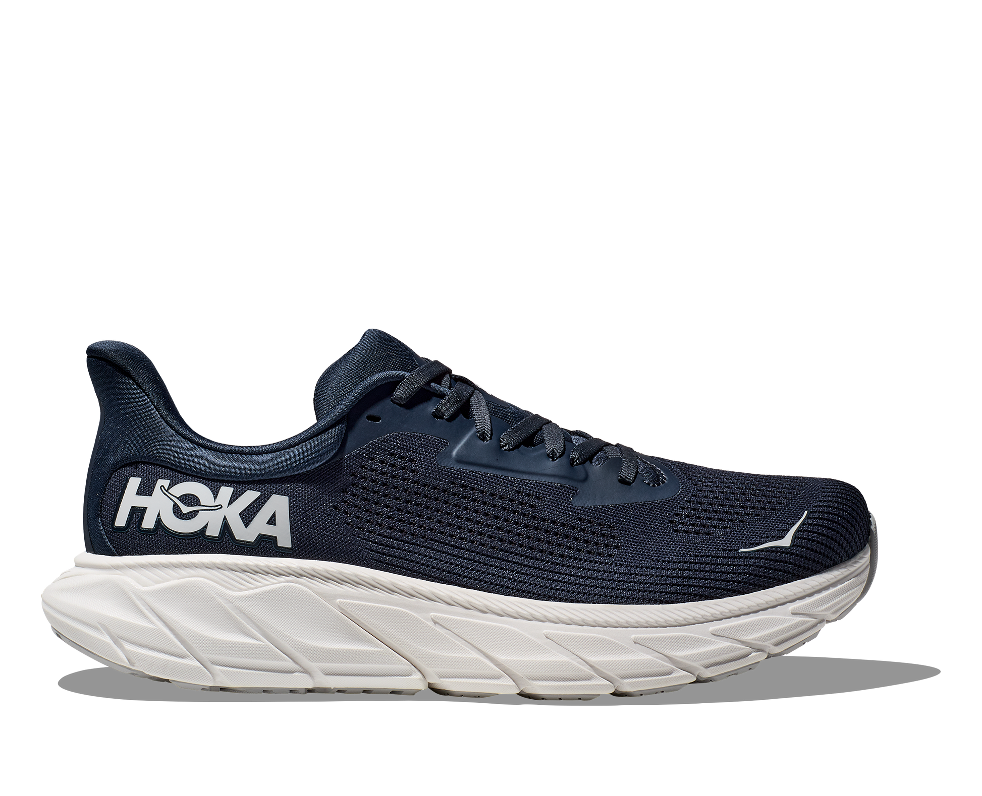Hoka Arahi 7 i herrmodell. Mörkblå stabil sko med vit sula. Hos Hoka specialisterna i Sverige.