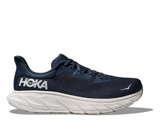Hoka Arahi 7 i herrmodell. Mörkblå stabil sko med vit sula. Hos Hoka specialisterna i Sverige.