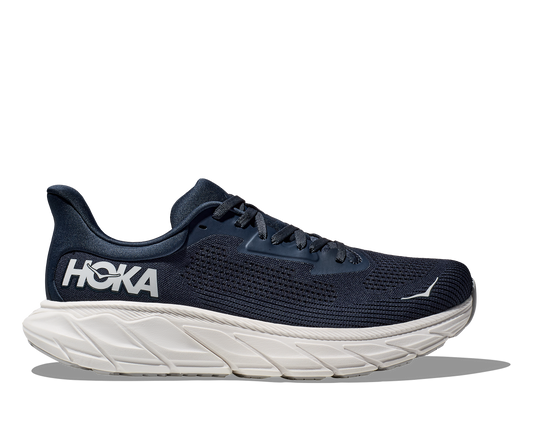 Hoka Arahi 7 Wide i herrmodell. Mörkblå stabil sko med vit sula. Hos Hoka specialisterna i Sverige.