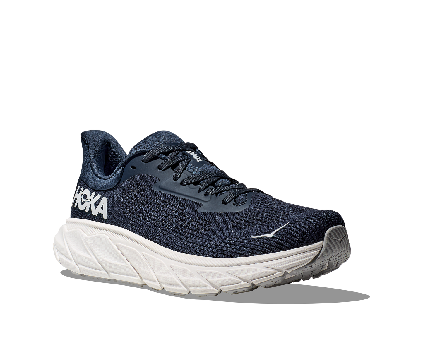 Hoka Arahi 7 i herrmodell. Mörkblå stabil sko med vit sula. Hos Hoka specialisterna i Sverige.