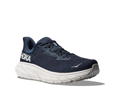 Hoka Arahi 7 i herrmodell. Mörkblå stabil sko med vit sula. Hos Hoka specialisterna i Sverige.