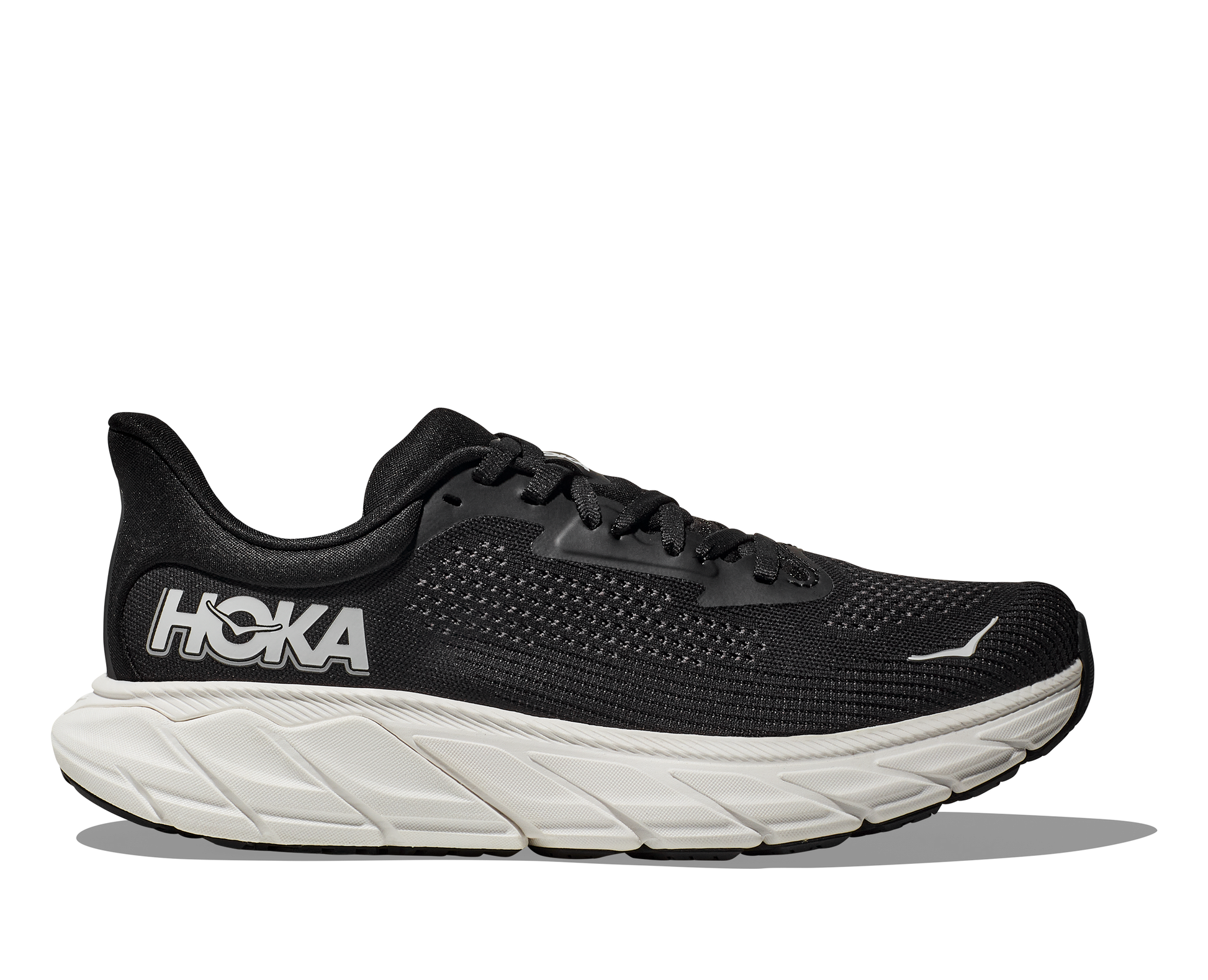 Hoka Arahi 7 wide i dammodell. Svart och vit färg som passar till allt. Hos Hoka specialisterna i Sverige.