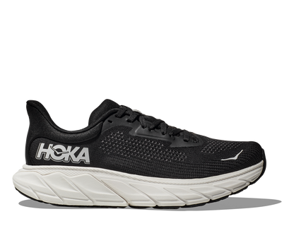 Hoka Arahi 7 wide i dammodell. Svart och vit färg som passar till allt. Hos Hoka specialisterna i Sverige.