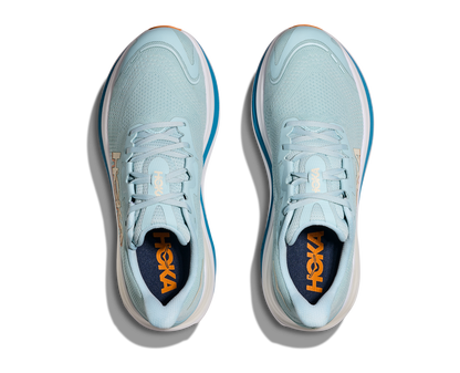 Hoka Skyward X M, herrmodell i blå och vit färg med små detaljer i orange. Detta är skon som har mycket av allt. Vingad kolfiberplatta för maximal fart och stabilitet. En sko som levererar fart, stabilitet och komfort!